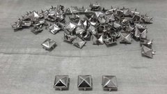 TACHA ( art 3638 ) cuadrada piramidal de 7 mm - color NIQUEL BRILLANTE x 1000 unidades - MATERIAL BRONCE ( NO OXIDA )