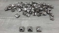 TACHA ( art 3638 ) cuadrada piramidal de 12 mm - color NIQUEL BRILLANTE x 1000 unidades - MATERIAL BRONCE ( NO OXIDA )