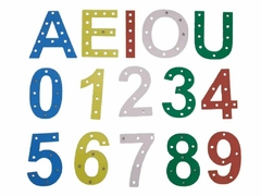 Alinhavos Números e Vogais 15 Placas - BRINQUEDOS E UTILIDADES 