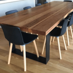 Mesa de comedor con base negra y tapa en madera a medida 22