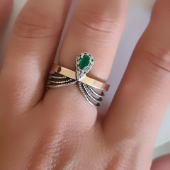 Anel realeza verde prata e ouro 14k