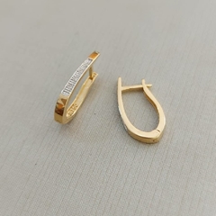 Argola oval com zircônias Ouro 18k