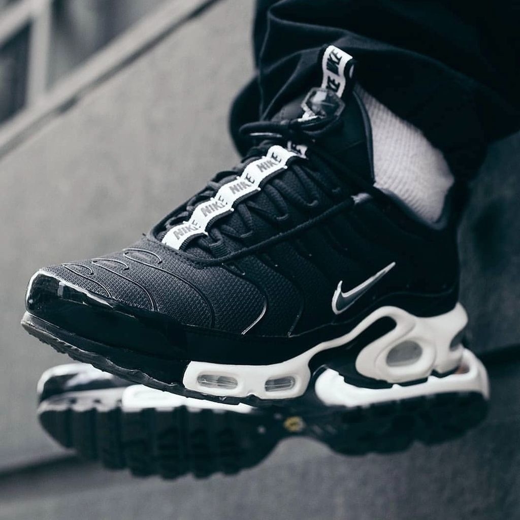 Air max plus preto e branco best sale