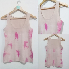 Set Musculosa Amai, teñida con tintes naturales + Collar Frasquito con Grulla rosa by Kiku - comprar online