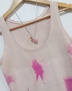 Set Musculosa Amai, teñida con tintes naturales + Collar Frasquito con Grulla rosa by Kiku