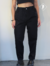 Pantalón mom negro gabardina con elástico - comprar online