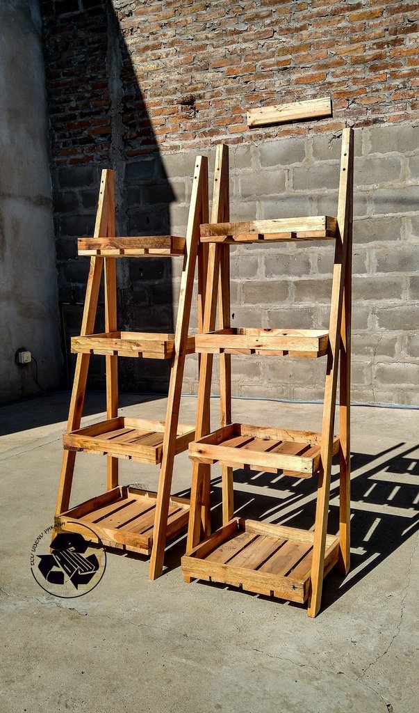 En forma de escalera estantería de madera contra la pared - China