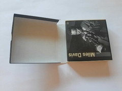 MILES DAVIS - JUST SQUEEZE ME BOX 10 CDS IMPORTADO - loja online