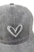 Y1894 CAP GASTADA CORAZON BORDADO - tienda online