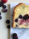 Budín de chocolate blanco y frutos rojos (grande)