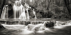 PANGEA IMAGES - Waterfall in a forest (BN) - 2AP5170