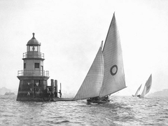 Sloop and Channel Pile Light on Sydney Harbour - 3AP3207