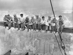 CHARLES C.EBBETS - Trabajadores de la construcción de Nueva York almorzando en un travesaño, 1932 - 3CE235