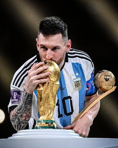 Messi besando la copa