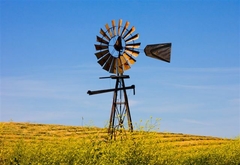 Molino de viento en el campo