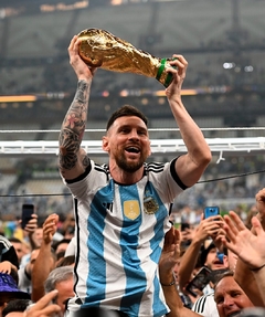 Messi levantando la copa #2