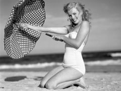 André de Dienes - Marilyn Monroe on the beach, 1949