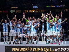 La selección argentina levantando la copa del mundo