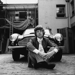 Mick Jagger y Aston Martin, Londres, 1966 - Gered Mankowitz