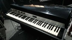 Piano elétrico Fender Rhodes 1973 com amplificador integrado