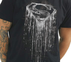 Camiseta Masculina Superman Melting na internet