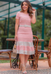 Vestido Midi de Cor Rosa em Renda Tricô com Cinto na cor Branco Moda Evangélica