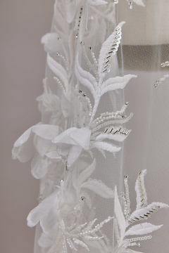 S0606 - TUL BORDADO CON FLORES 3D Y CANUTILLOS SILVER - Sole Silva Telas de Novias ~ Bridal Fabrics