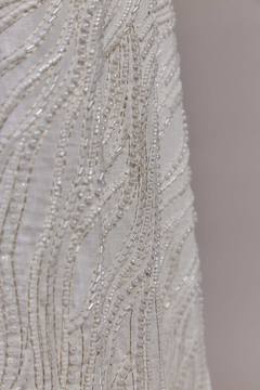 S0612 - SIMIL LINO BORDADO CON HILOS PLATINO, CANUTILLOS Y PERLAS OFF WHITE - Sole Silva Telas de Novias ~ Bridal Fabrics