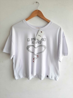 Crop top "EL AMOR DESPUÉS DEL AMOR" en internet