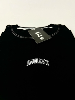 Camiseta Evollve Colegial Linhada - Preta (Linha branca detalhando a costura) - loja online