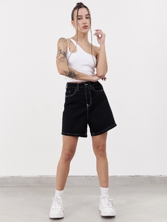 Short mom fit negro con costura