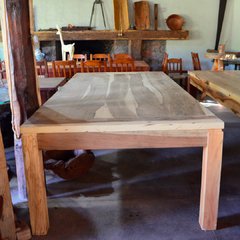 Mesa de guayubira con patas de quebracho colorado p/ 12 personas