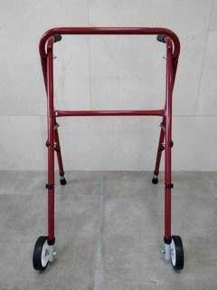 Andador tijera de hierro con ruedas. en internet