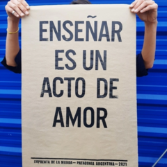 Enseñar es un acto de amor - AFICHES DE LA MUNDA - comprar online