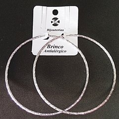 Brinco de argola em alumínio torcido - comprar online