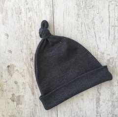 GORRO CON NUDITO Gris Topo