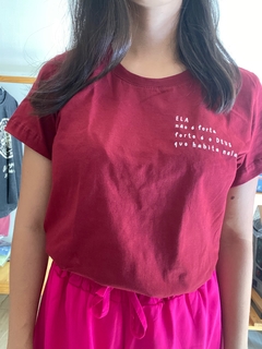 Blusa Ela não é forte. Forte é o Deus que habita nela