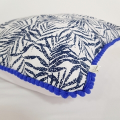 Almohadón azul con pompones - comprar online