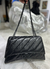 Bag de cuero con herrajes negros. - comprar online