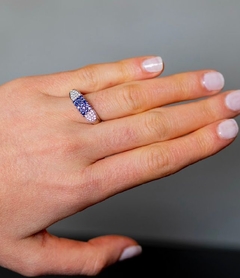 Anillo oro blanco 18 kltes engarsado con diamantes y zafiros azules en internet