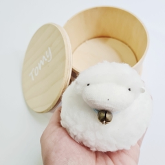 Mini ovejita en caja madera