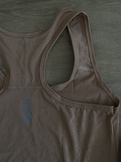 Musculosa deportiva en internet