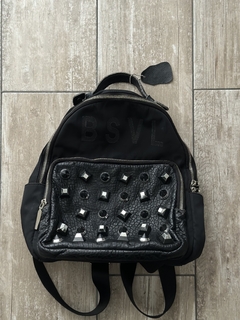 mochila negra con tachas