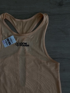 Musculosa deportiva traslúcida