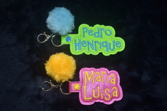 Chaveiro Personalizado Até 20 caracteres (2 linhas) - Fonte KIDS - com Pompom para Mochilas e Malas