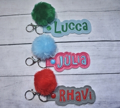 Chaveiro Personalizado Até 10 caracteres (1 linha) - Fonte Kids - com Pompom para Mochilas e Malas