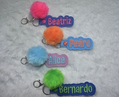 Chaveiro Personalizado Até 12 caracteres (1 linha) - com Pompom para Mochilas e Malas - Ateliê da Cecilia Baby