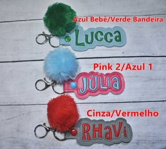 Chaveiro Personalizado Até 10 caracteres (1 linha) - Fonte Kids - com Pompom para Mochilas e Malas - loja online