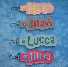 Chaveiro Personalizado Até 10 caracteres (1 linha) - Fonte KIDS para Mochilas e Malas