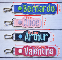 Chaveiro Personalizado Até 12 caracteres (1 linha) para Mochila e Malas - Ateliê da Cecilia Baby